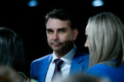 Flávio Bolsonaro repete discurso do pai para questionar urnas eletrônicas em encontro com embaixadores