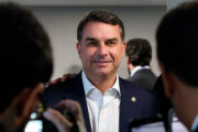 Flávio pede mais prazo para depor por calúnia contra Lula após cobrança da PF
