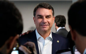 Flávio pede mais prazo para depor por calúnia contra Lula após cobrança da PF