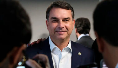 Flávio pede mais prazo para depor por calúnia contra Lula após cobrança da PF