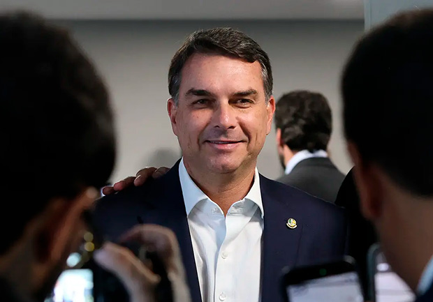 Flávio pede mais prazo para depor por calúnia contra Lula após cobrança da PF