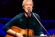 Glen Hansard, vencedor do Oscar por “Once”, morre aos 56 anos em acidente de moto