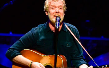 Glen Hansard, vencedor do Oscar por “Once”, morre aos 56 anos em acidente de moto