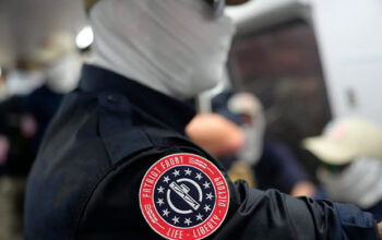 Governo Trump invoca liberdade de expressão para justificar ato de supremacistas brancos
