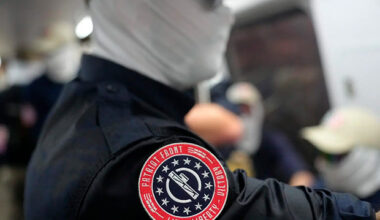 Governo Trump invoca liberdade de expressão para justificar ato de supremacistas brancos