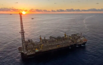 Guerra provocada por Trump no Irã impulsiona petróleo e Petrobras bate recorde de produção