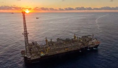 Guerra provocada por Trump no Irã impulsiona petróleo e Petrobras bate recorde de produção