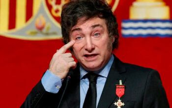 Homenageado por Tarcísio, Milei enfrenta desconfiança recorde na Argentina