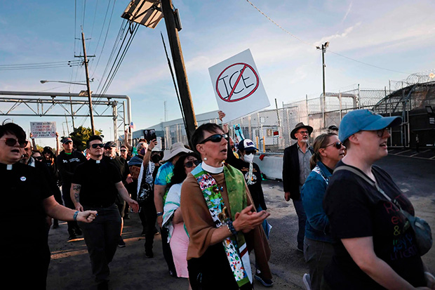 Imigrantes ilegais podem pagar multa de R$ 9,2 milhões após decisão de Trump