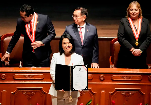 Keiko Fujimori toma posse, adota tom conciliador e manda sinais positivos para o Brasil