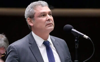 Lindbergh pede à PF quebra de sigilos e busca e apreensão no escritório de Flávio Bolsonaro