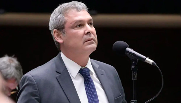 Lindbergh pede à PF quebra de sigilos e busca e apreensão no escritório de Flávio Bolsonaro