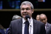 Lindbergh pede revogação da prisão domiciliar de Bolsonaro após leitura de carta lida por Flávio