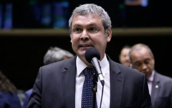 Lindbergh pede revogação da prisão domiciliar de Bolsonaro após leitura de carta lida por Flávio