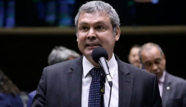 Lindbergh pede revogação da prisão domiciliar de Bolsonaro após leitura de carta lida por Flávio