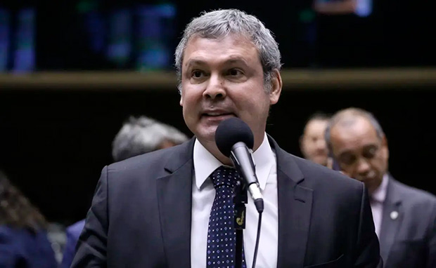 Lindbergh pede revogação da prisão domiciliar de Bolsonaro após leitura de carta lida por Flávio