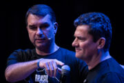 Livro de Moro que descreve proteção de Bolsonaro a Flávio viraliza