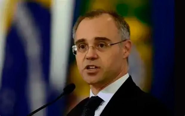 Mendonça rejeita pecha de “traidor”, diz que seguirá a lei e não dará tratamento diferenciado a Flávio Bolsonaro