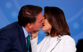 Michelle teve que ensinar Bolsonaro a beijar na boca, diz Sóstenes Cavalcante