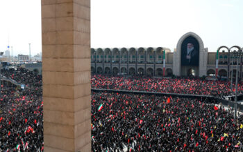 Milhares de iranianos comparecem ao funeral do líder supremo Ali Khamenei
