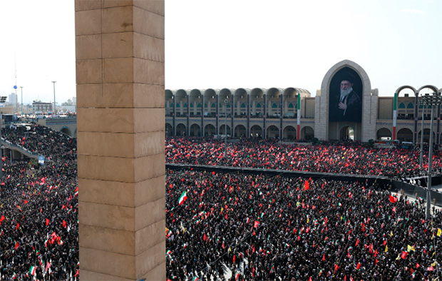 Milhares de iranianos comparecem ao funeral do líder supremo Ali Khamenei