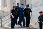 Militar dos EUA é preso no Capitólio após pedir impeachment de Trump