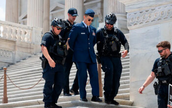 Militar dos EUA é preso no Capitólio após pedir impeachment de Trump