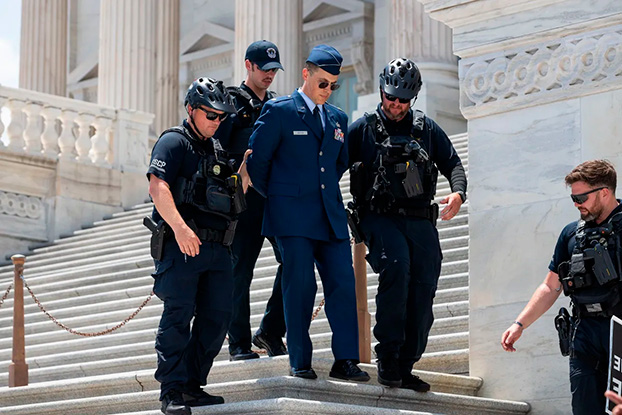 Militar dos EUA é preso no Capitólio após pedir impeachment de Trump