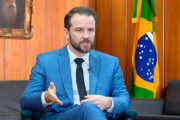 Ministro da Fazenda defende taxação dos mais riscos e reavaliação dos programas sociais