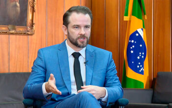 Ministro da Fazenda defende taxação dos mais riscos e reavaliação dos programas sociais