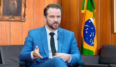 Ministro da Fazenda defende taxação dos mais riscos e reavaliação dos programas sociais