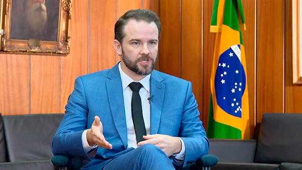 Ministro da Fazenda defende taxação dos mais riscos e reavaliação dos programas sociais