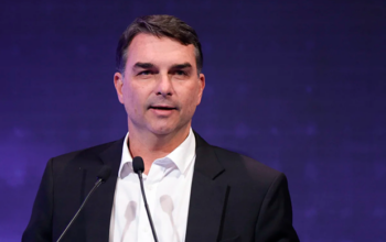 Moraes manda Flávio Bolsonaro depor na PF dia 28 em ação de calúnia contra Lula