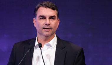 Moraes manda Flávio Bolsonaro depor na PF dia 28 em ação de calúnia contra Lula