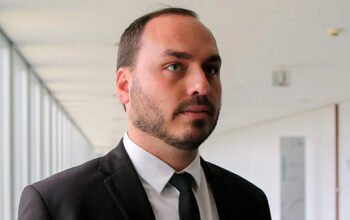 MP fecha cerco contra rachadinha de Carlos Bolsonaro na Câmara do Rio; desvio passa de R$ 1,8 milhão