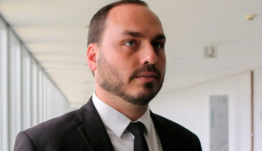 MP fecha cerco contra rachadinha de Carlos Bolsonaro na Câmara do Rio; desvio passa de R$ 1,8 milhão
