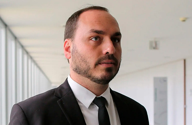 MP fecha cerco contra rachadinha de Carlos Bolsonaro na Câmara do Rio; desvio passa de R$ 1,8 milhão