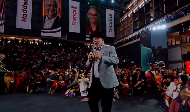 “Quem quiser de fora se meter nas eleições brasileiras vai apanhar muito aqui nas eleições”, adverte Lula durante a convenção do PT em Campinas