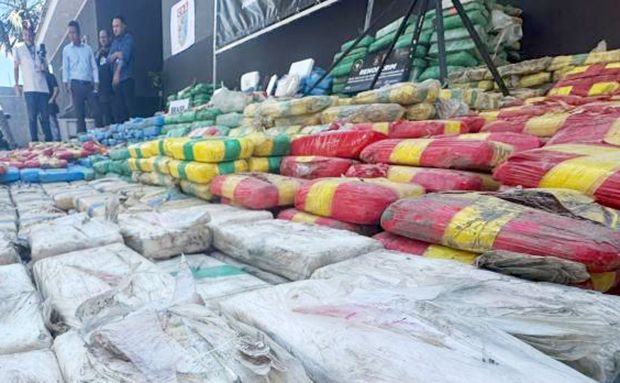 Operação policial apreende 2,5 toneladas de cocaína em embarcações no Solimões