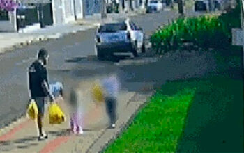 Pai é flagrado chutando filha de três anos e passa a ser investigado pela polícia do Paraná