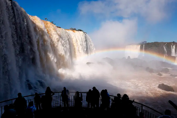 Passeio de barco é suspenso após morte de turista holandês nas Cataratas do Iguaçu