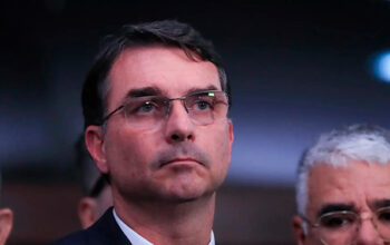 Pesquisa Quaest: rejeição a Flávio Bolsonaro sobe e chega a 57%