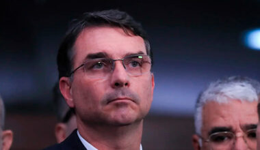 Pesquisa Quaest: rejeição a Flávio Bolsonaro sobe e chega a 57%
