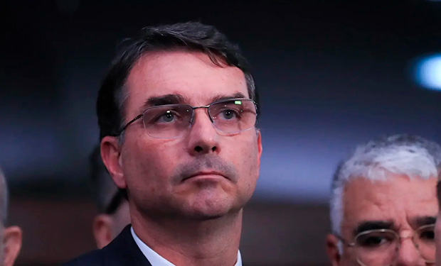 Pesquisa Quaest: rejeição a Flávio Bolsonaro sobe e chega a 57%