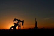 Petróleo sobe quase 5% após Trump ameaçar o Irã