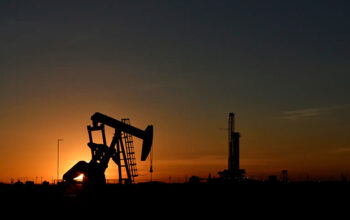 Petróleo sobe quase 5% após Trump ameaçar o Irã