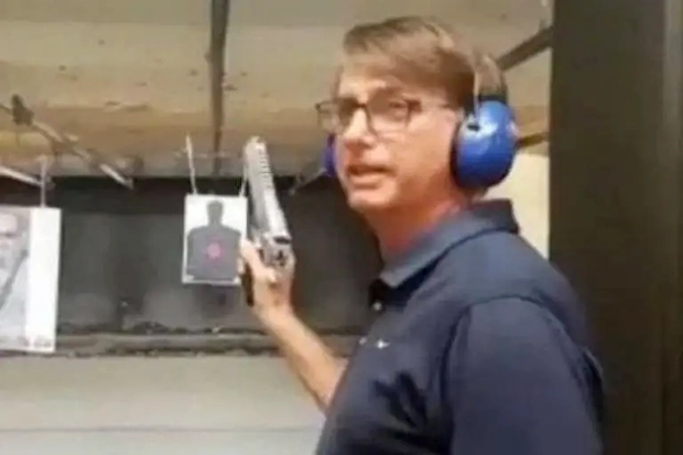 PF faz busca na casa de Bolsonaro por armas e munições após ordem de Moraes
