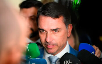 PT aciona TSE contra Flávio Bolsonaro por ataques às urnas