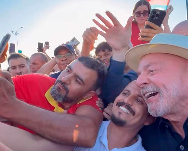 “Quem é esse cara?”: Lula ironiza Milei após ataques em convenção de Flávio Bolsonaro