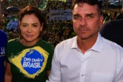 Michelle recua e acena para trégua com Flávio Bolsonaro